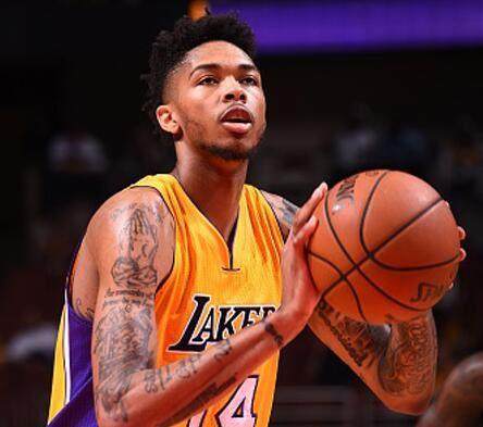 抡圆了右脚 抡圆了右脚